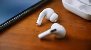 How to use airpods without charging case